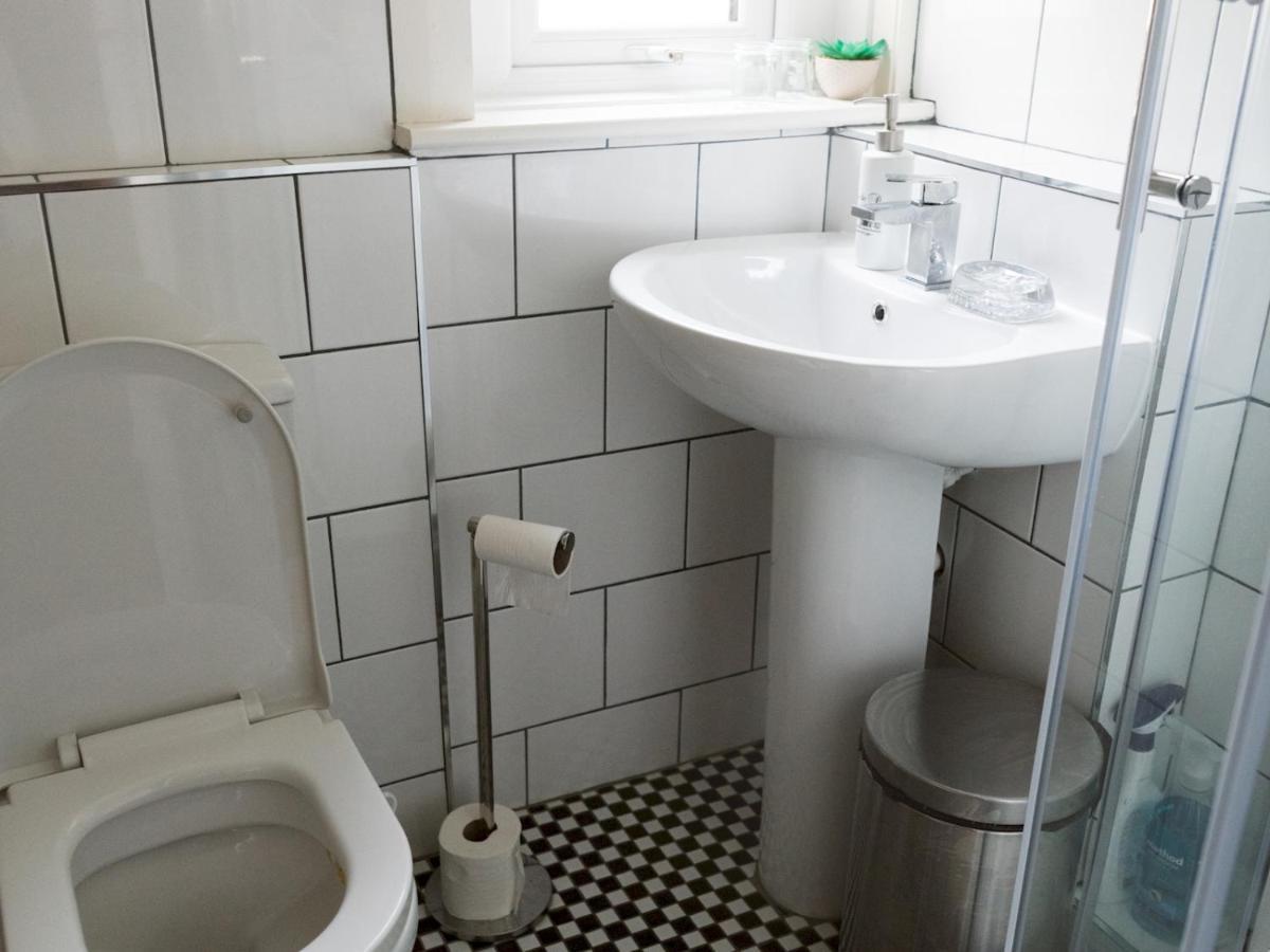 Pass The Keys Cozy Two Bed Flat Near Glasgow Airport & Paisley Exterior photo